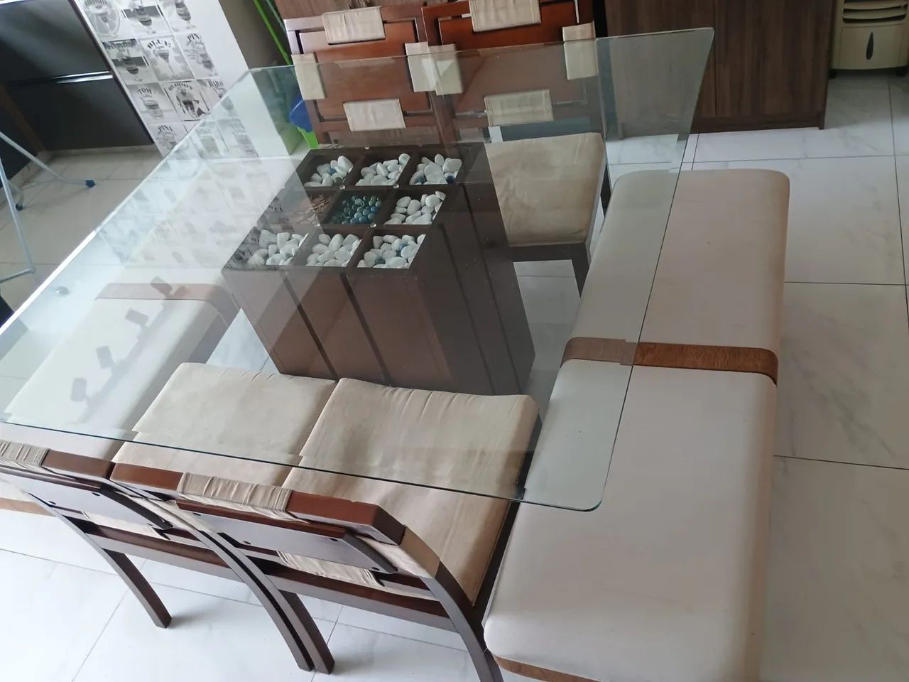 Mesa quadrada 8 lugares base madeira maciça e tampo vidro com cadeiras - Foto 3