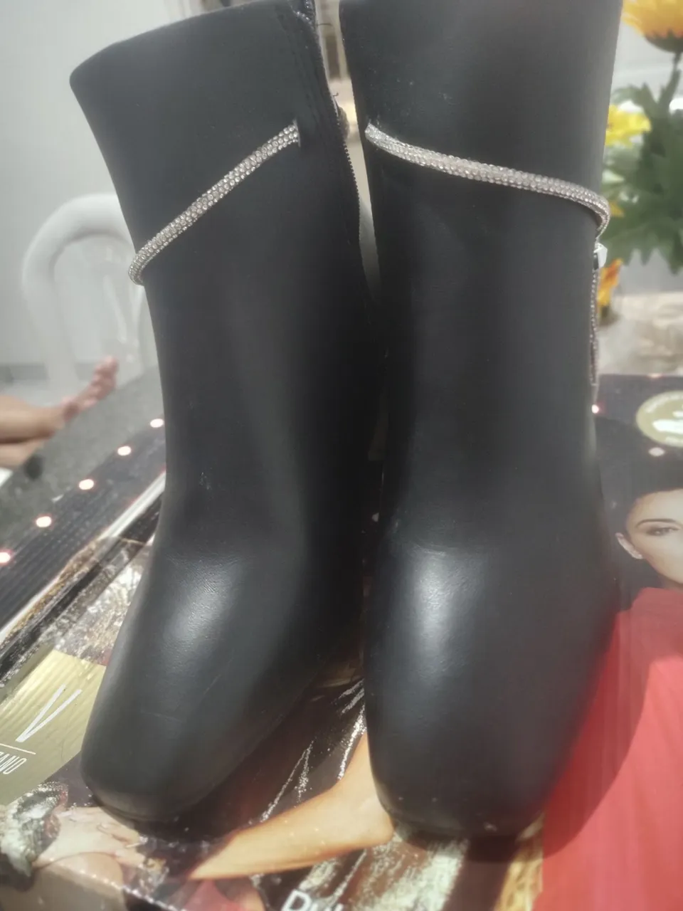 Bota Feminina Preta com Detalhe em Strass