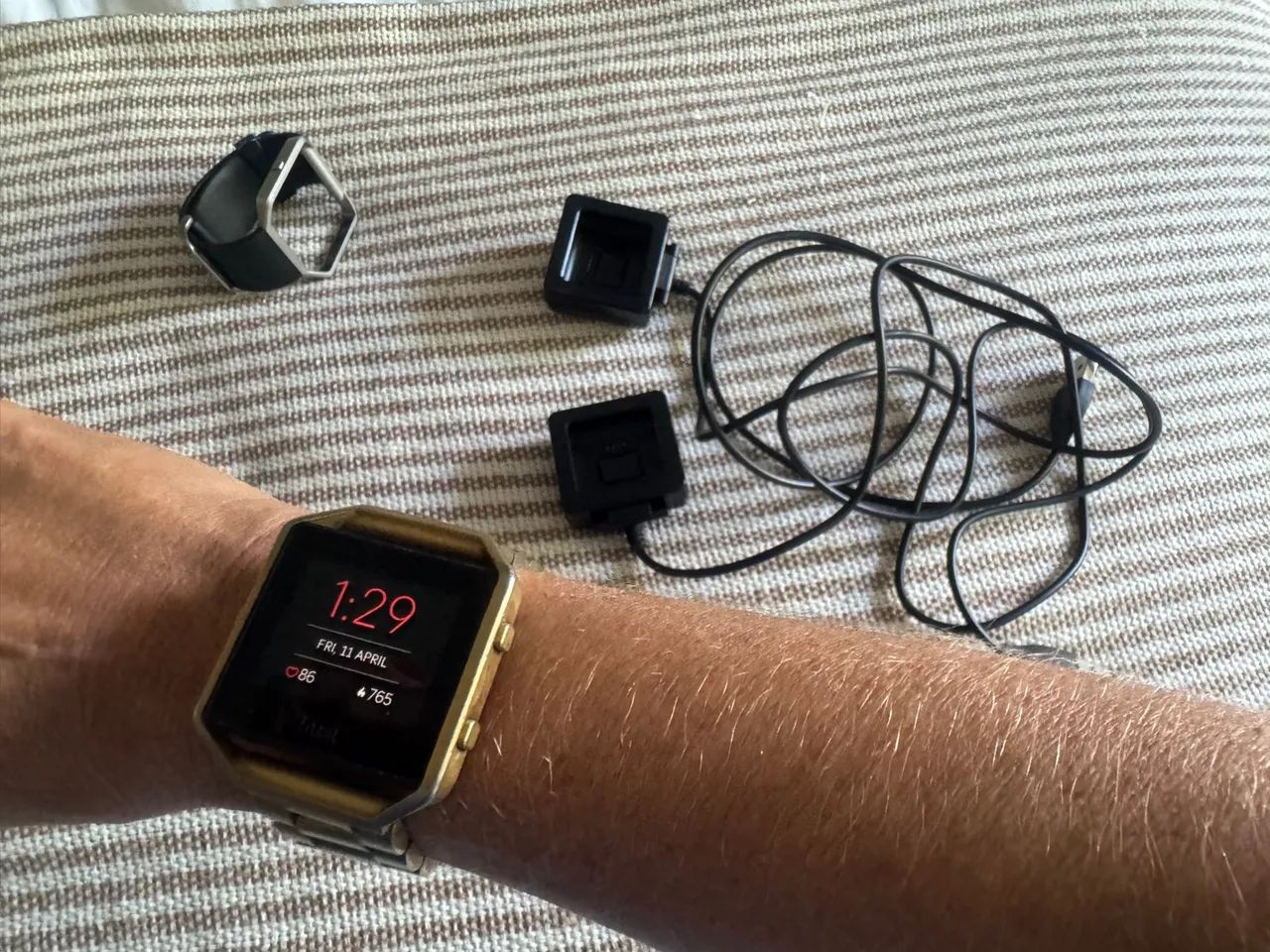Google Fitbit Blaze com pulseira preta original + 2 douradas + 1 prateada+ 2 carregadores. - Foto 3