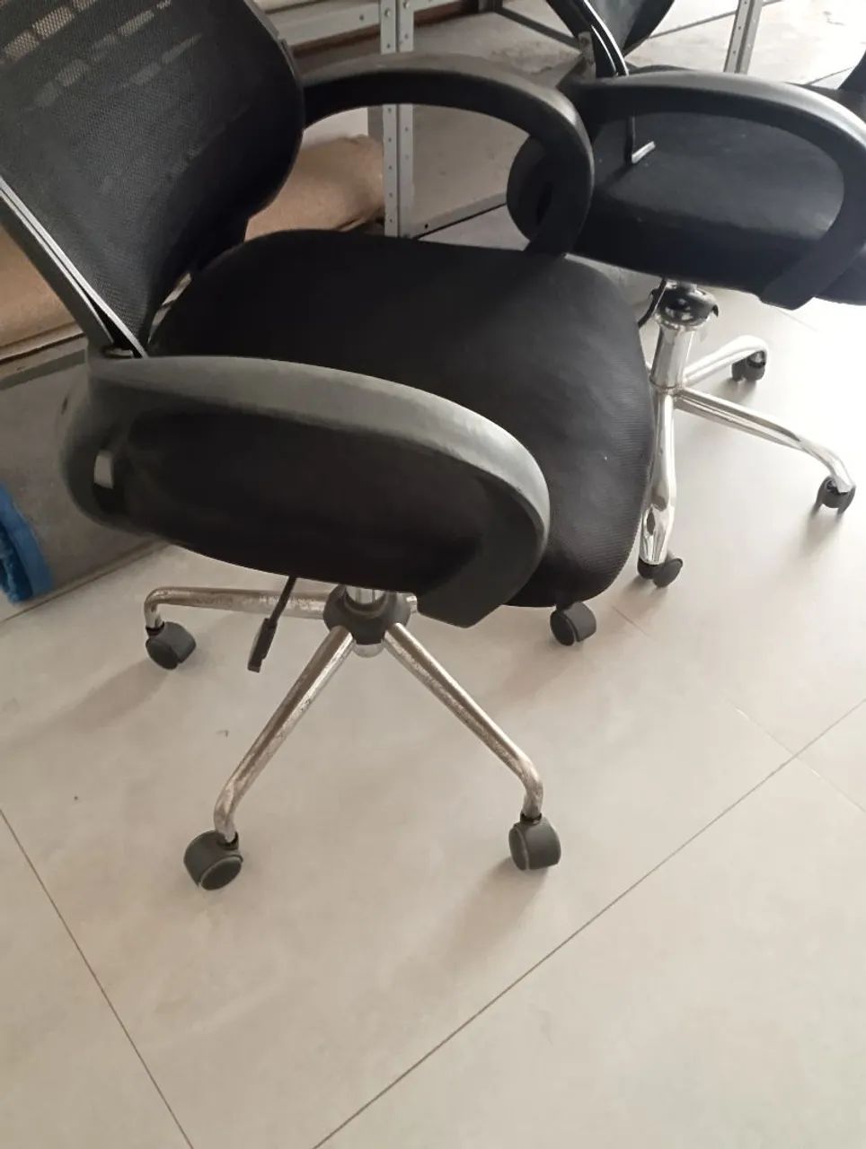 Duas cadeiras de escritório com encosto quebrado. - Foto 4