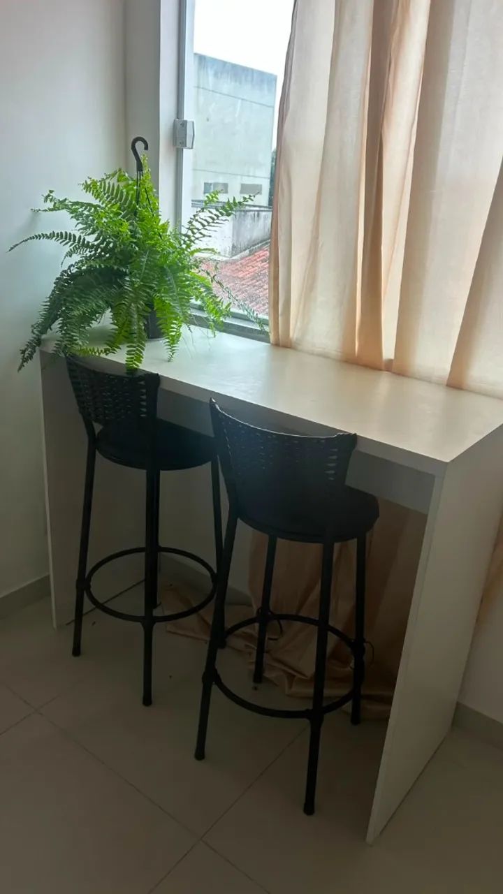 Balcão em mdf com duas banquetas
