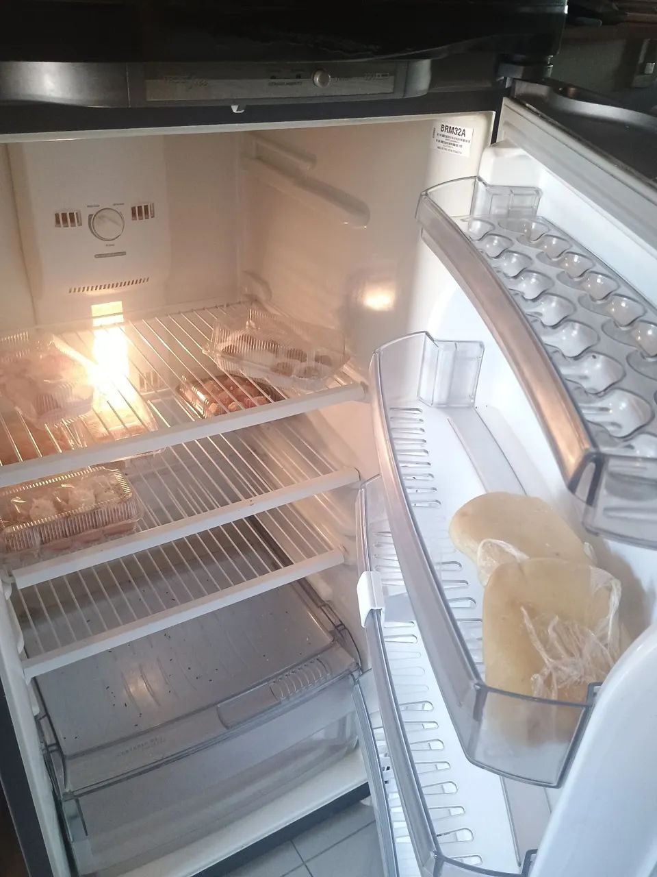 VENDO GELADEIRA FROST FREE USADA FUNCIONANDO OK 330 LITROS MARCAS DE USO - Foto 6