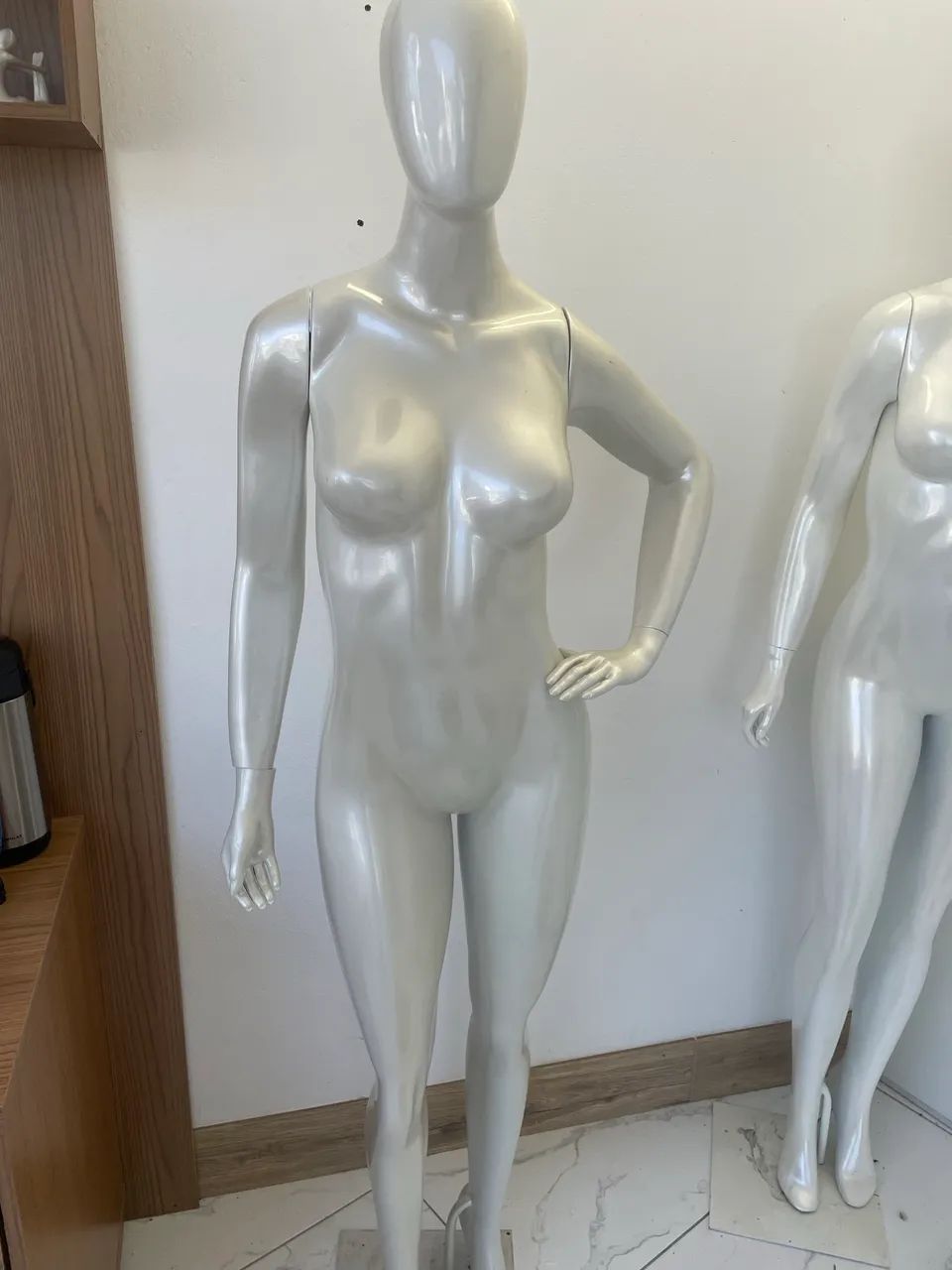 Vendo manequim fibra branco pérola 