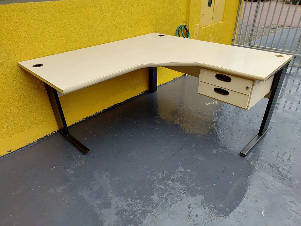 Mesa escritório em L com gavetas  - Foto 3