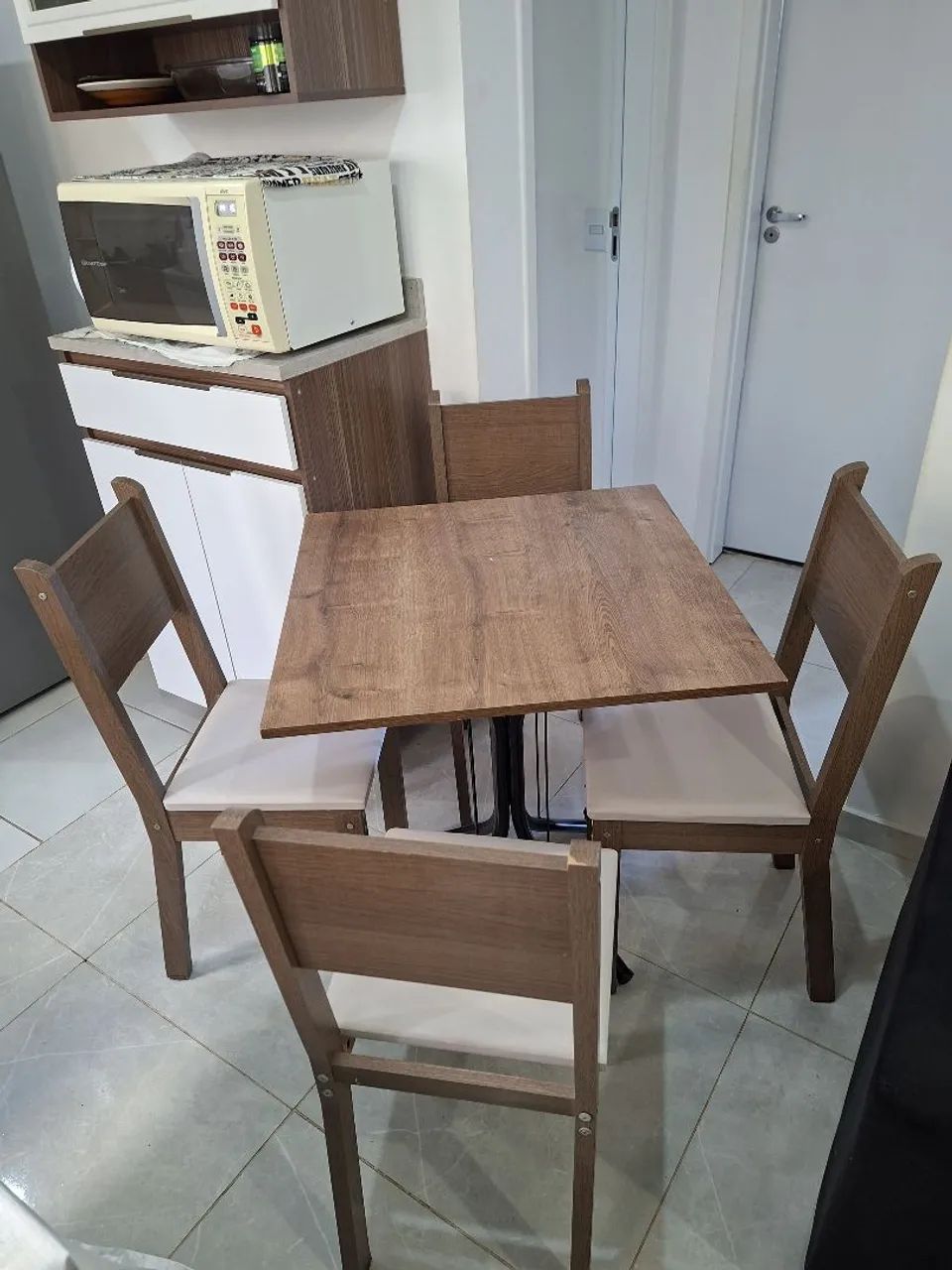 Mesa com 4 cadeiras