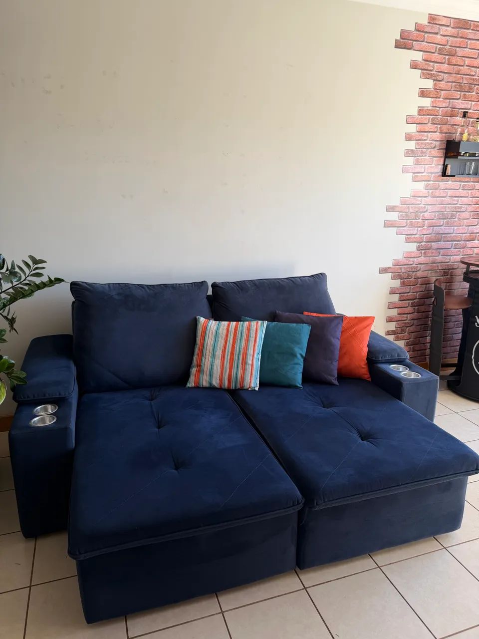 Sofá Retrátil e Reclinável EXCELENTE estado com Porta-Copos + 4 Lindas Almofadas