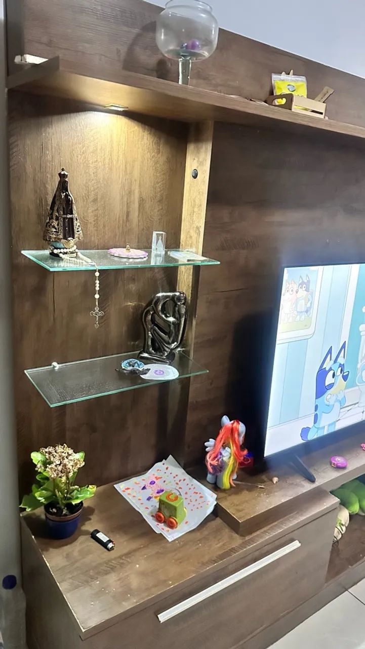painel de TV com rack e prateleiras de vidro