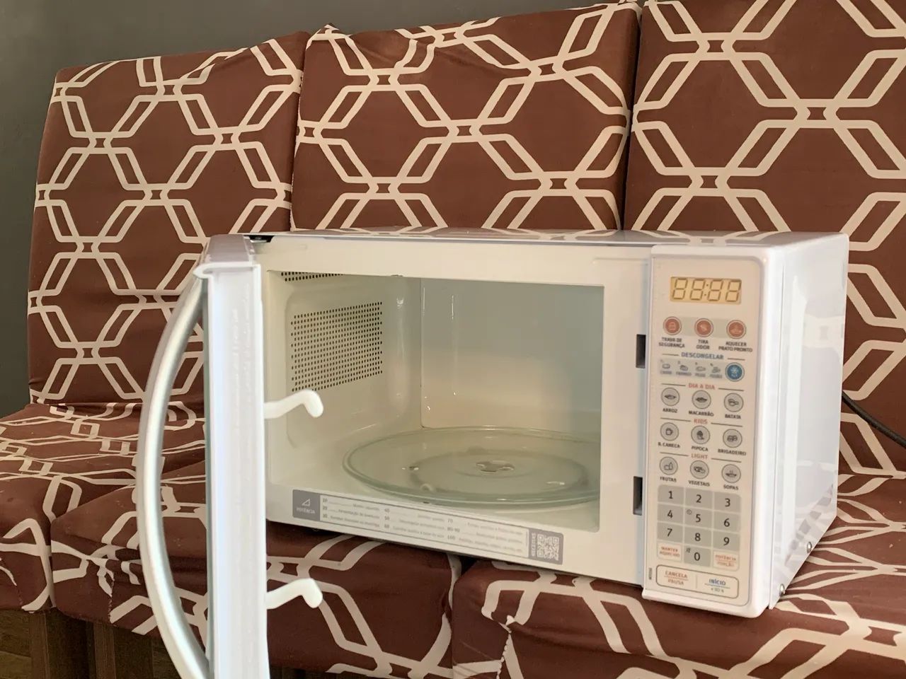 Micro-ondas 20 Litros Electrolux semi novo, - Foto 3