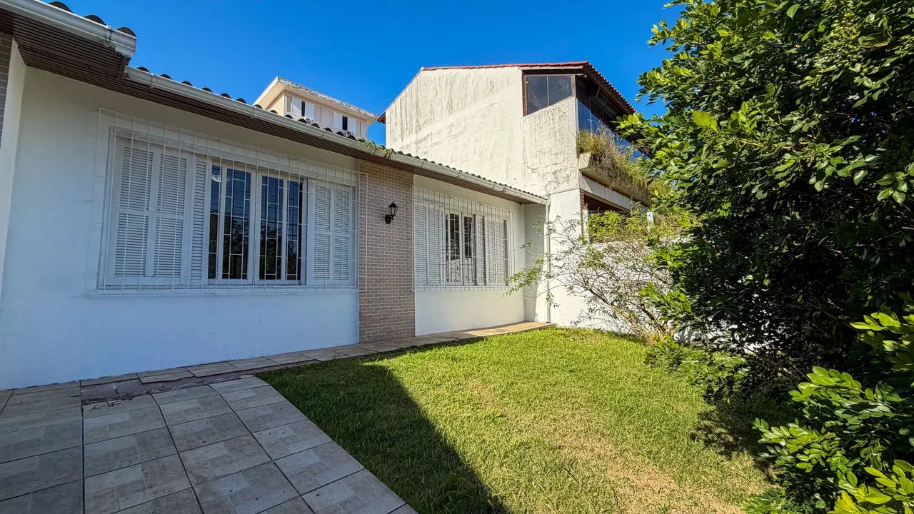 Casa térrea com 4 dormitórios em Coqueiros