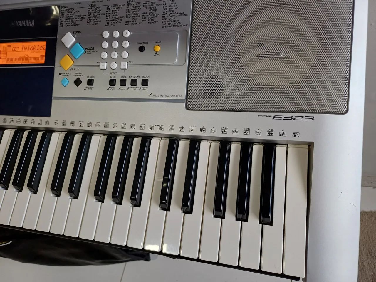 Teclado yamaha psr E323 em perfeito estado.  - Foto 2