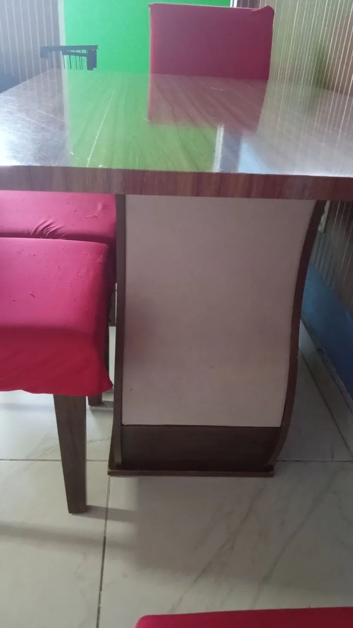 Vendo mesa com 4 cadeiras 