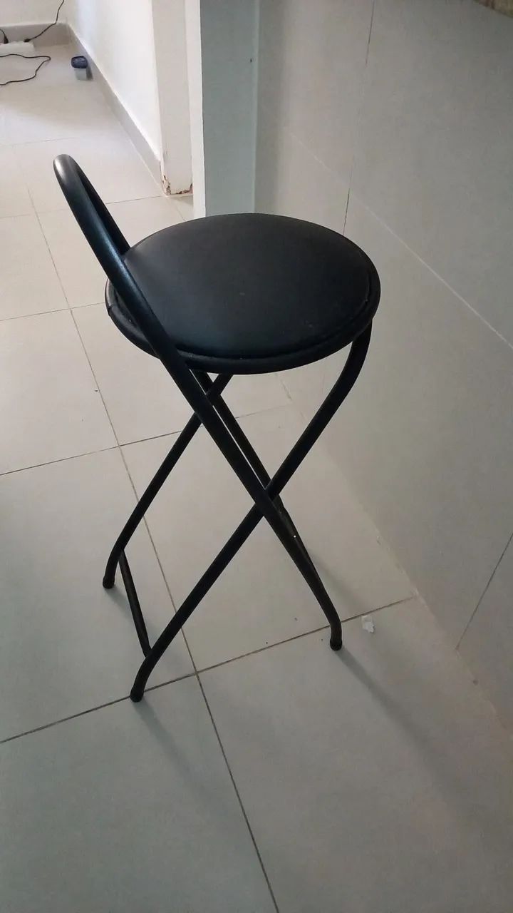Banqueta preta com assento acolchoado
