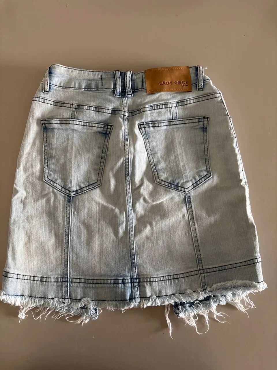 Saia jeans clara com recortes  - Foto 3
