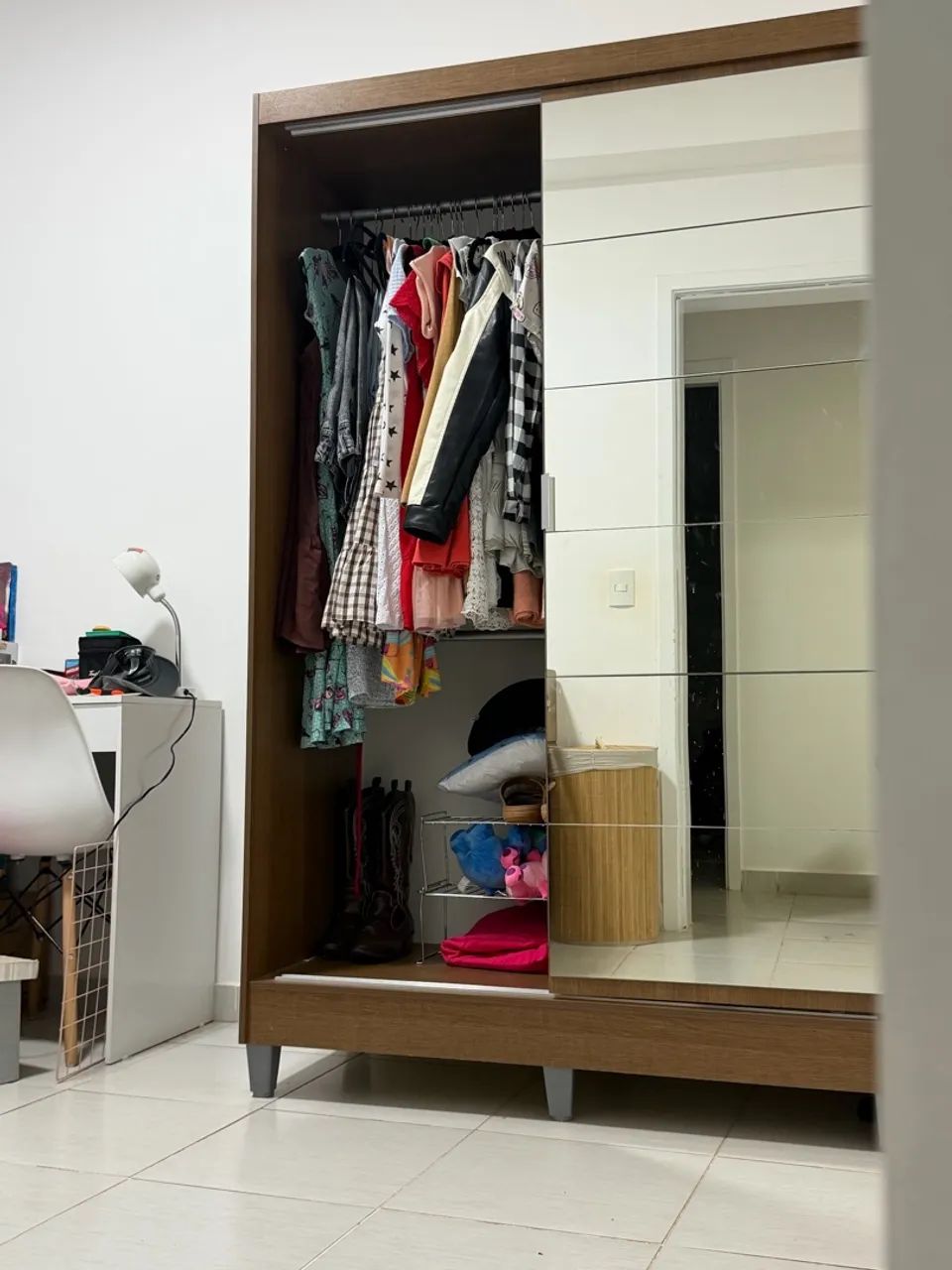 ? GUARDA-ROUPA COM PORTAS DE CORRER E ESPELHO - SOLTEIRO  - Foto 3
