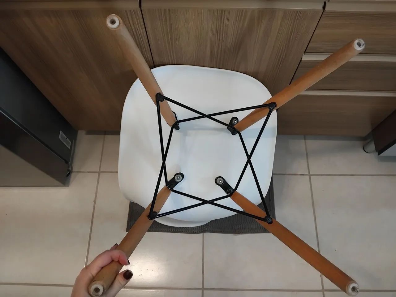 Jogo cadeiras Eames brancas seminovas - Foto 4