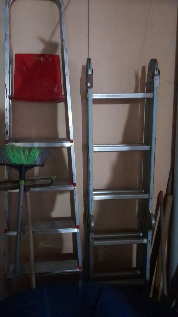 Escadas e alicate hidráulico. 