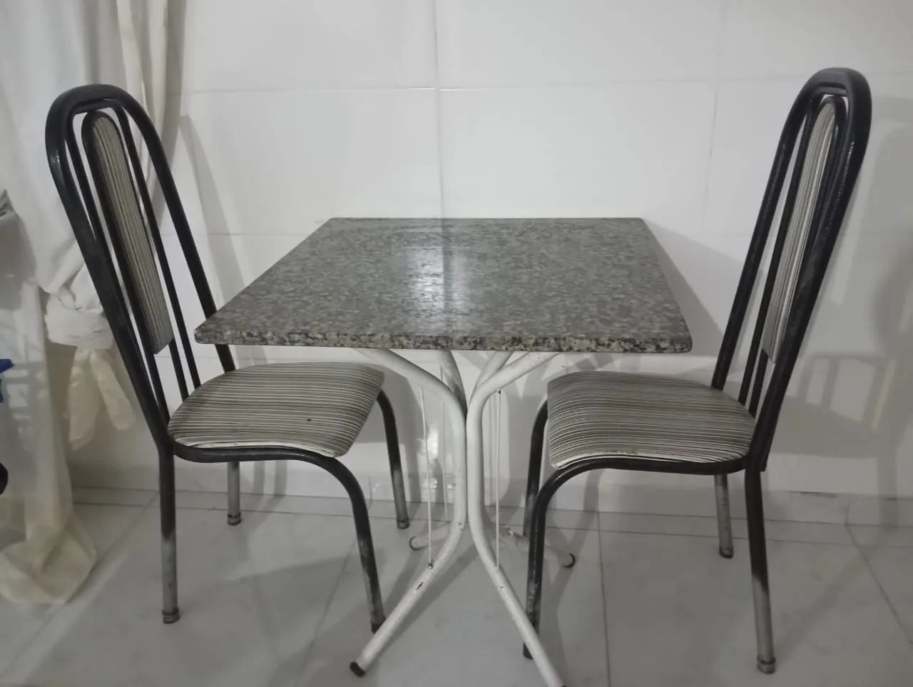 Mesa de mármore + 2 cadeiras