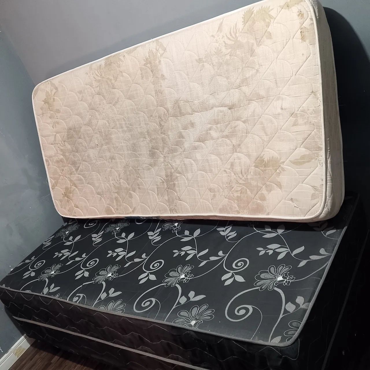 São uma cama box solteiro com dois colchões de solteiro.  - Foto 5