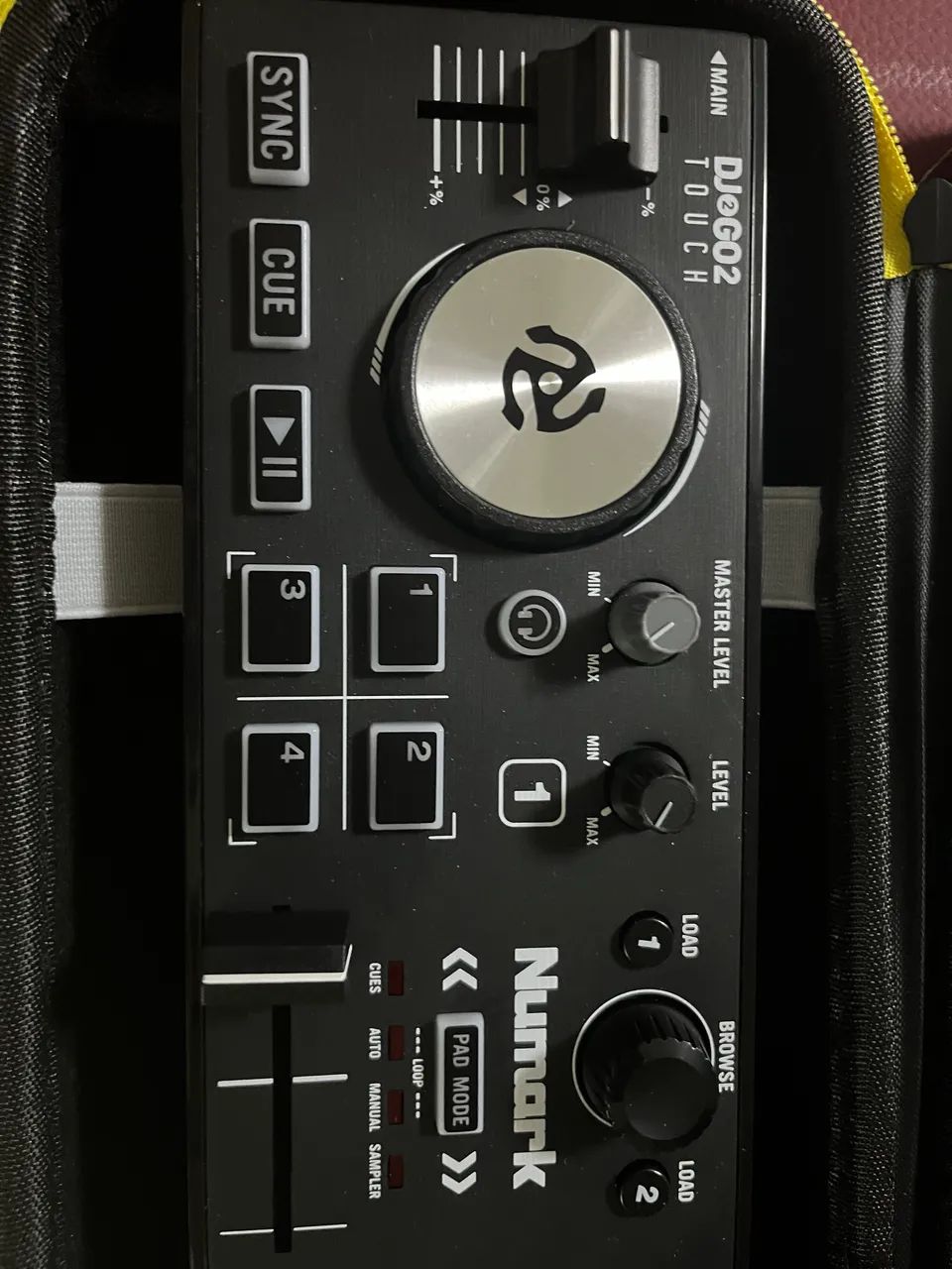 Controladora Numark DJ2GO2 Touch Seminova + case - Foto 2