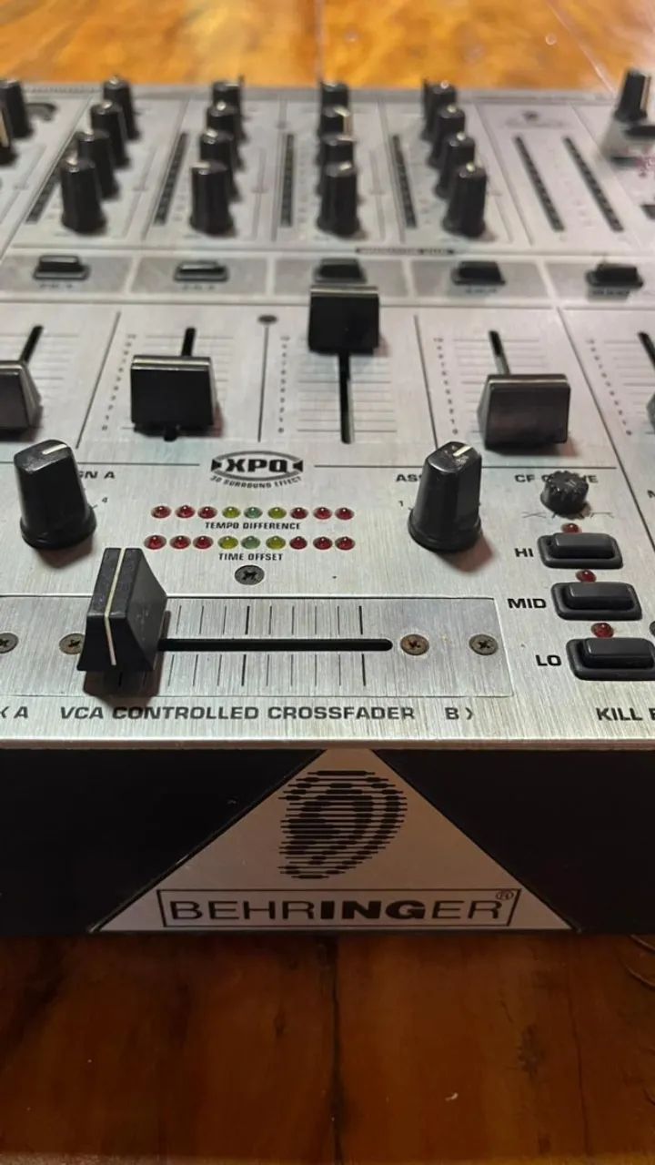 Mixer Behringer DJX700 - Instrumentos musicais - Vila Franko