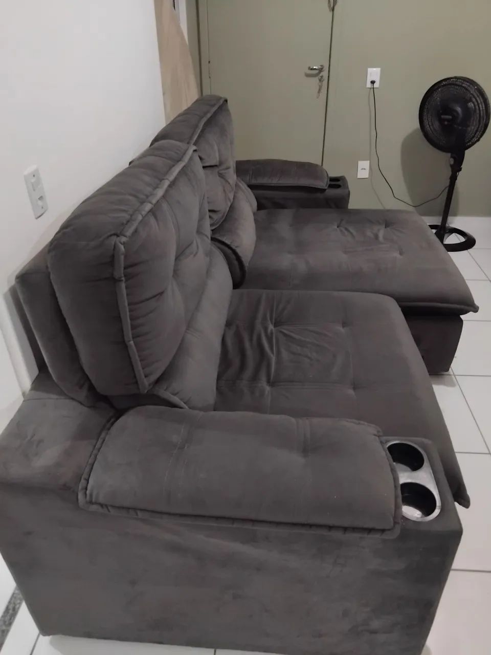 Vendo sofá semi novo confortável  retrátil grande  4 lugares  - Foto 4