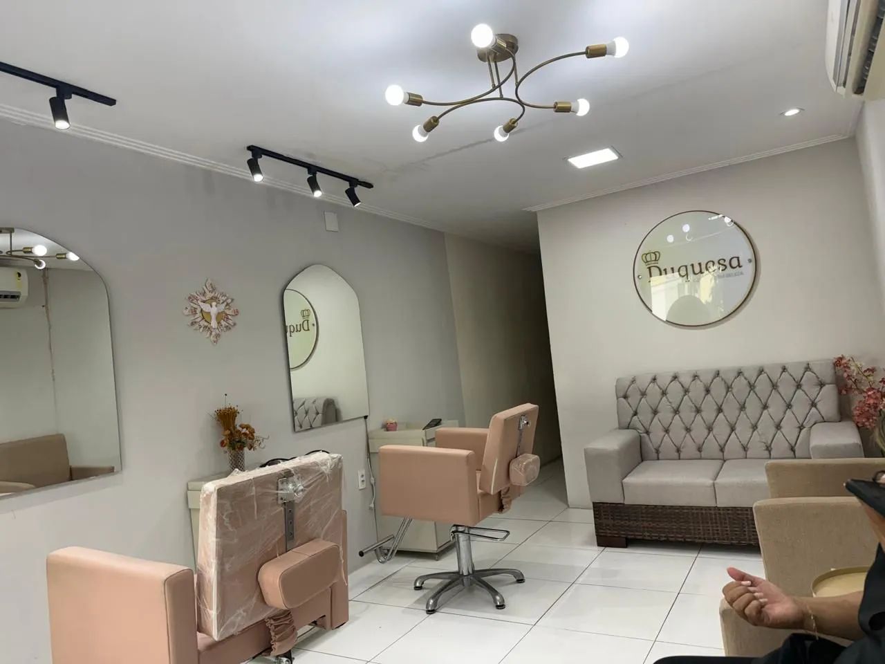 Precisa-se de manicure e pedicure. Com experiência e comprometida 
