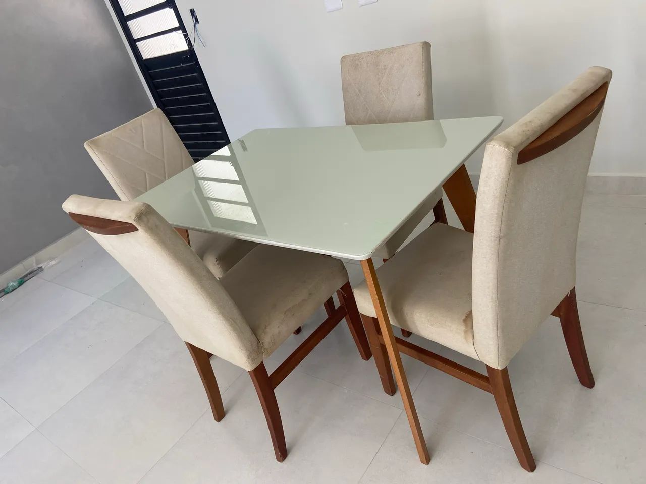 Mesa com 4 cadeiras 