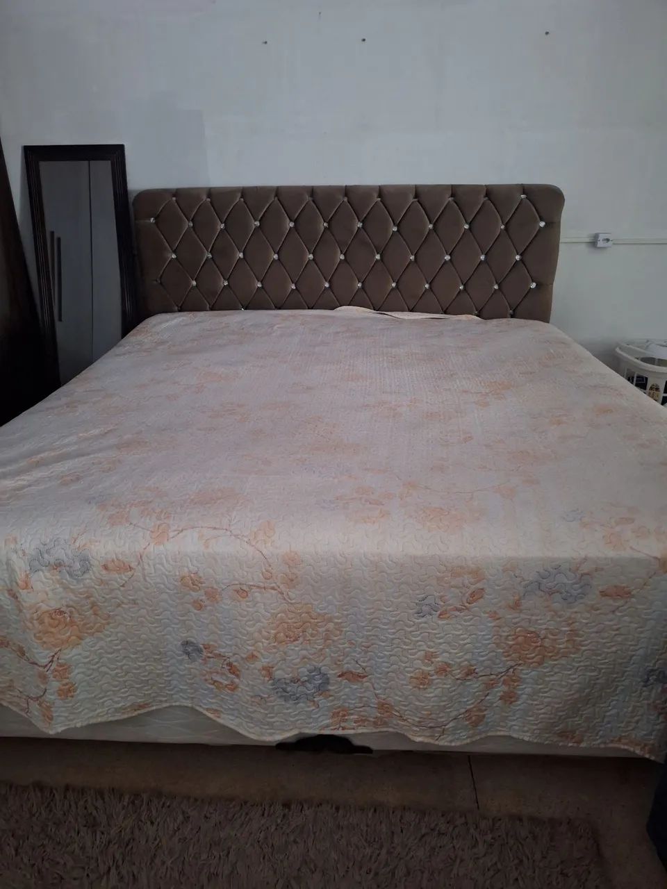 Vendo uma cama king com cabeceira e um guarda roupa com 6 portas. 