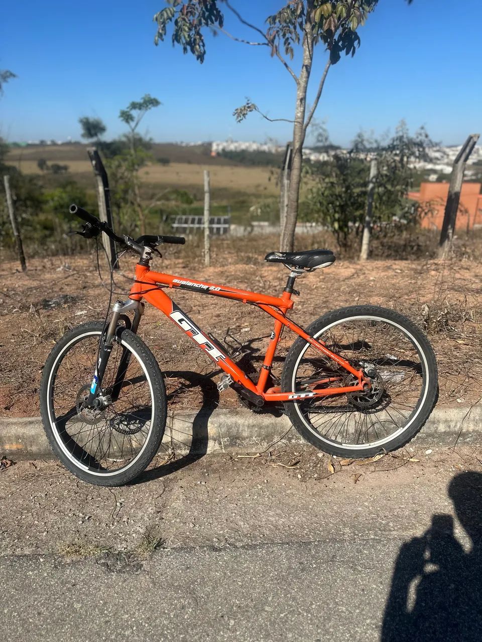Bicicleta GT Avalanche 3.0 na cor laranja