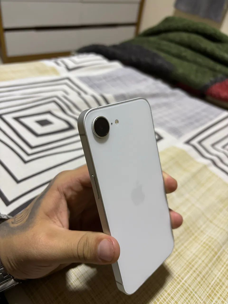 iPhone 16e 