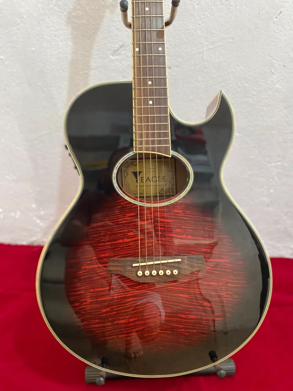 Violão eletroacústico da marca Eagle, modelo GL36
