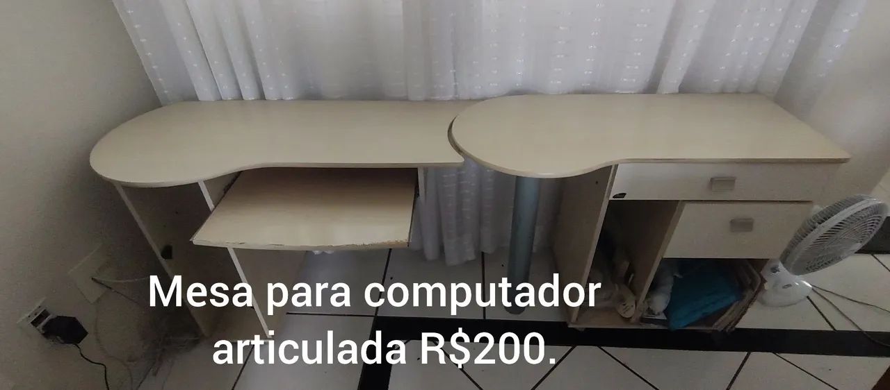 Escrivaninha para computador articulada.