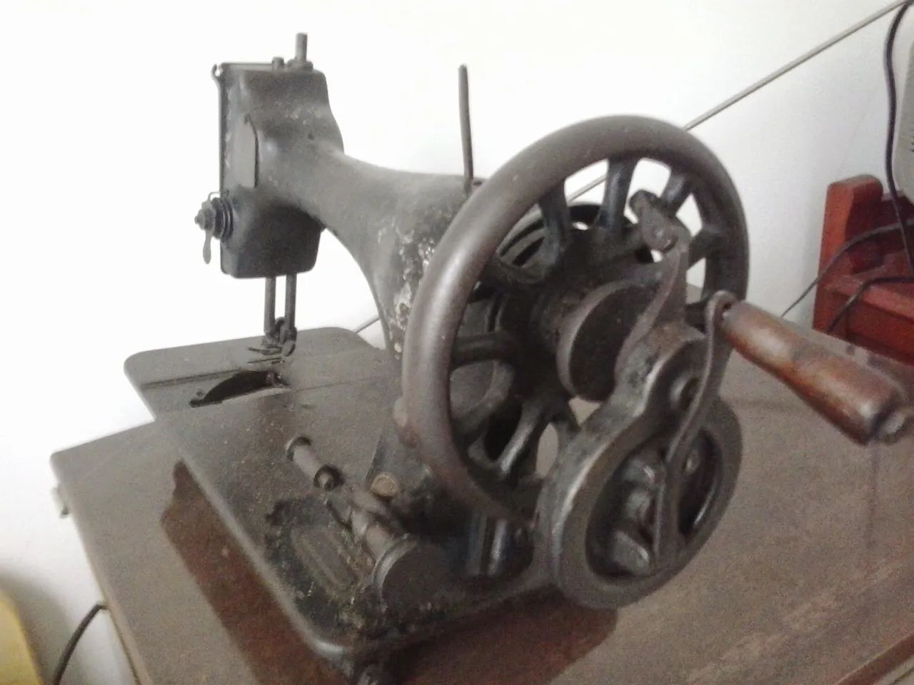 Antiguidade Máquina de costura SINGER com manivela bem conservada  - Foto 2