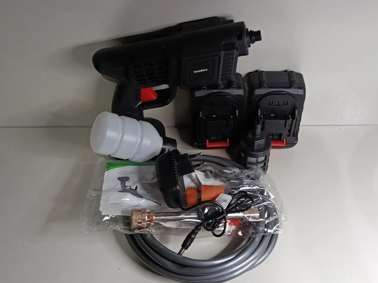Lavadora a Jato Sem Fio Alta Pressão com 2 Baterias + Maleta - Foto 2
