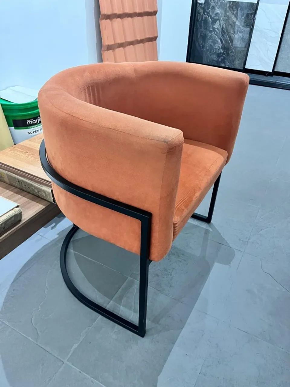 Poltrona Decorativa pés de ferro preto e tecido terracota