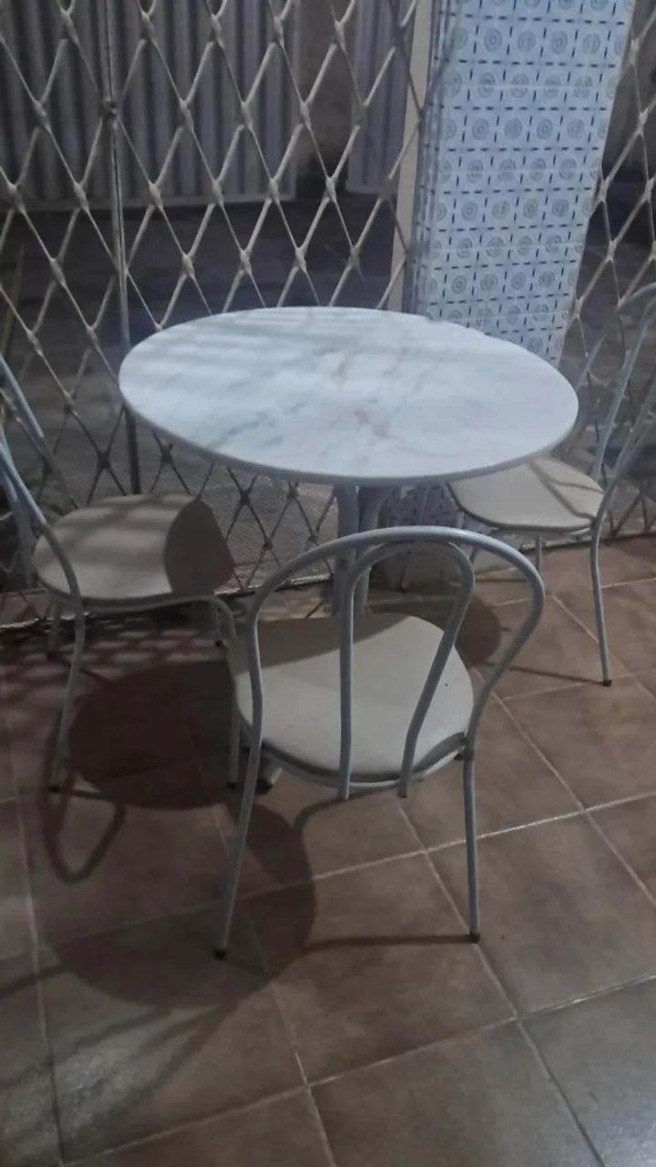 Mesa redonda com tampo de granito 