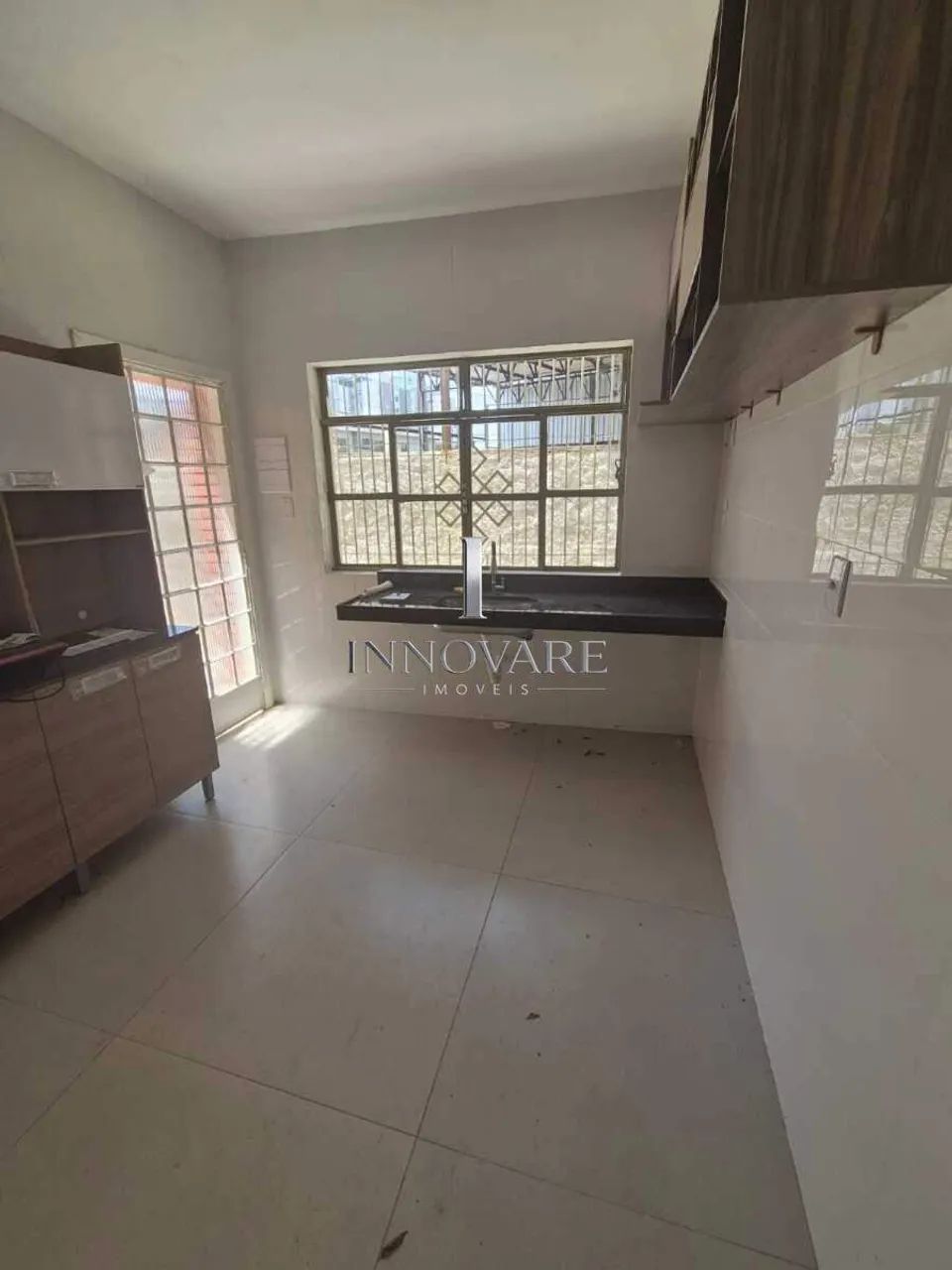 Casa comercial para alugar no Planalto, com 04 quartos e 05 banheiros,