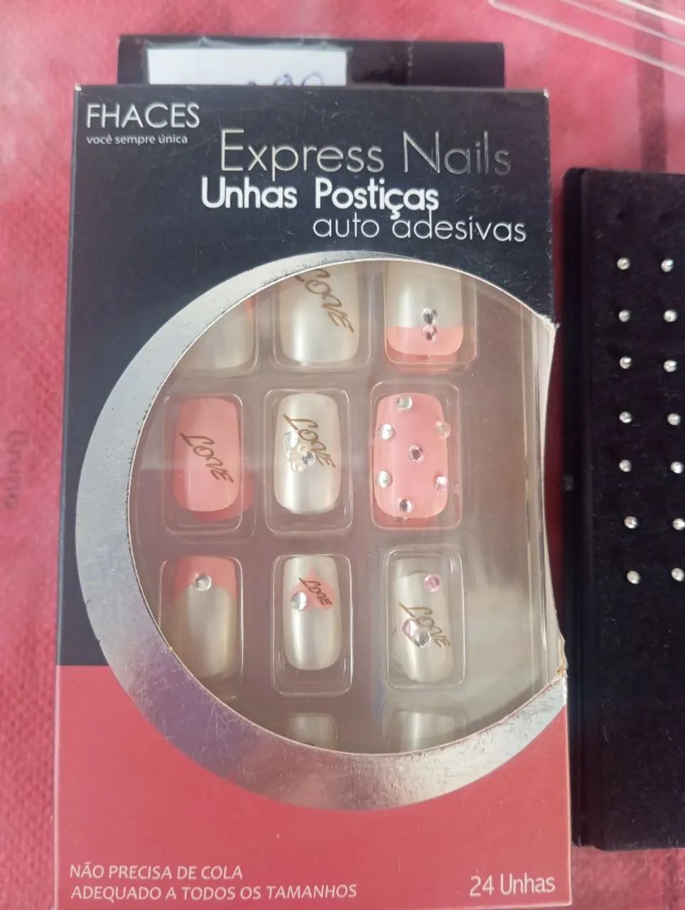 Unha postiça e piercing 