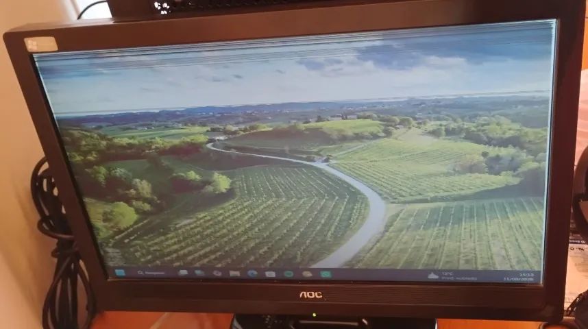 Monitor AOC 15,6 com linhas no display