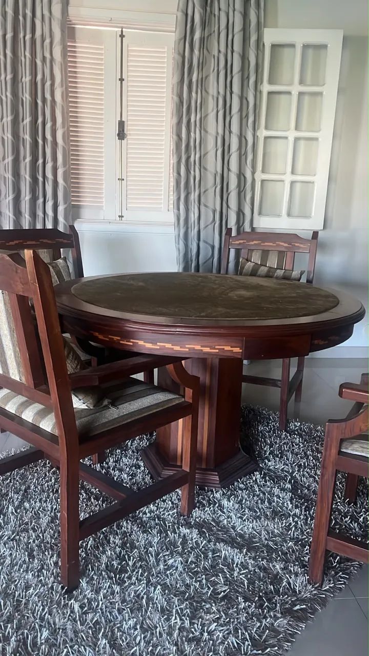 Mesa de jogos (poker ) de madeira maciça  com 4 cadeiras.
