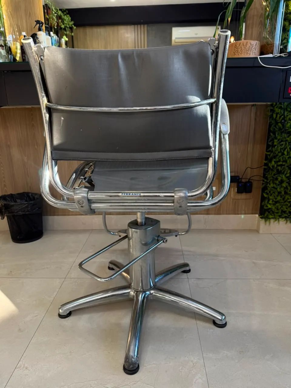 3 Cadeiras Ferrante para Salão Profissional - R$ 750 cada