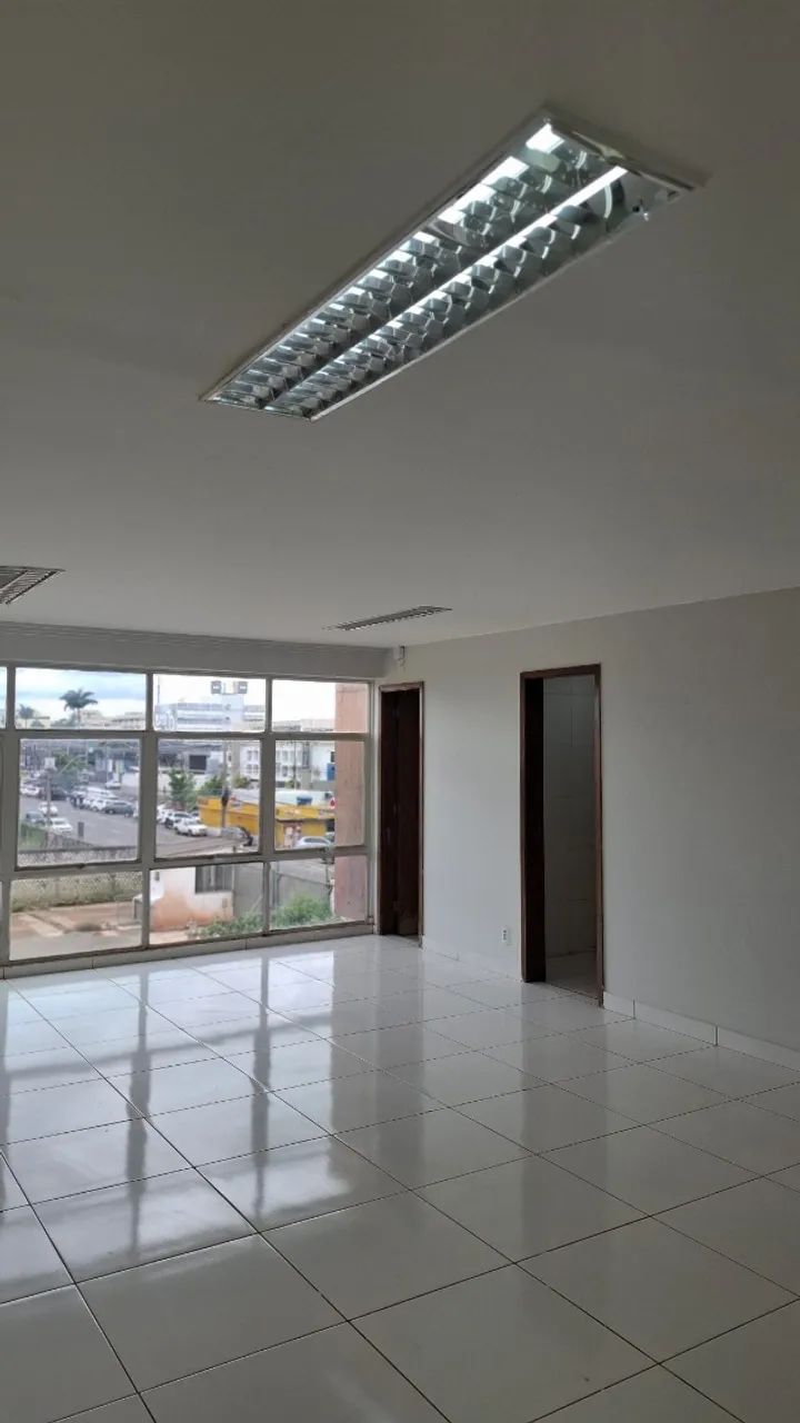 Excelente sala grande (48m², vão livre) com banheiro e copa com armários - Foto 2