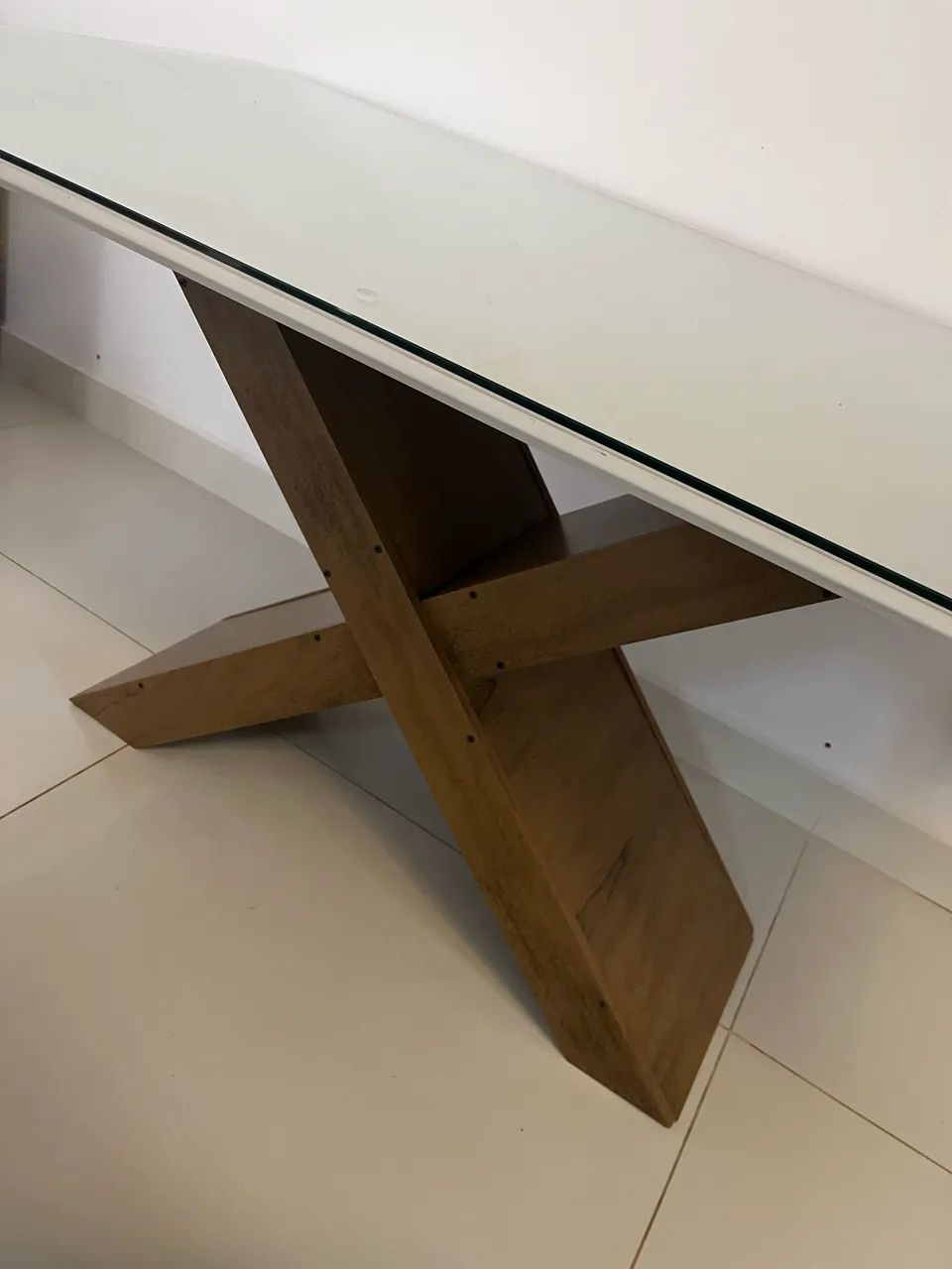 Mesa de jantar 1,60 x 0,90 m com base de madeira - moderna e elegante