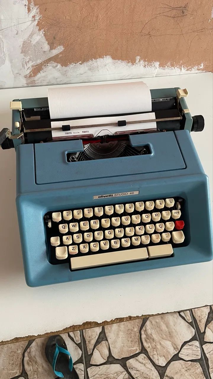 Máquina de escrever Olivetti Studio 46 funcionando perfeitamente
