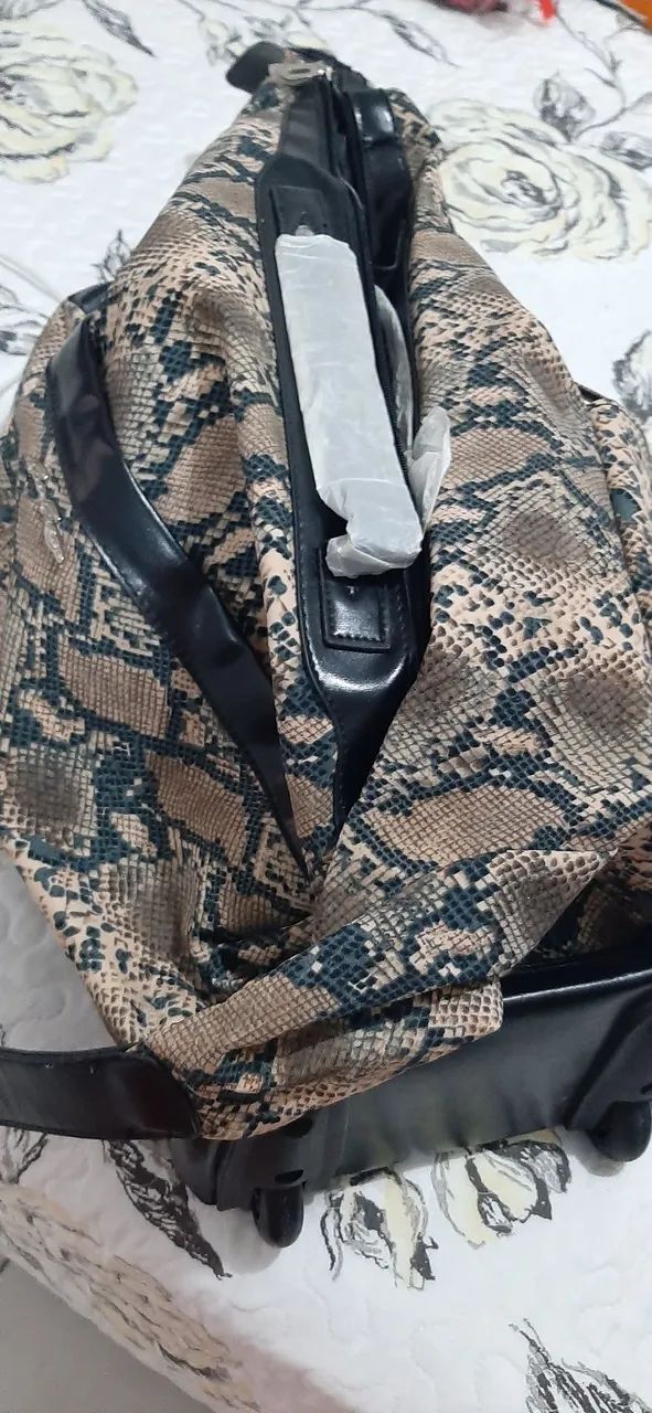 BOLSA MALA, COM RODINHAS.