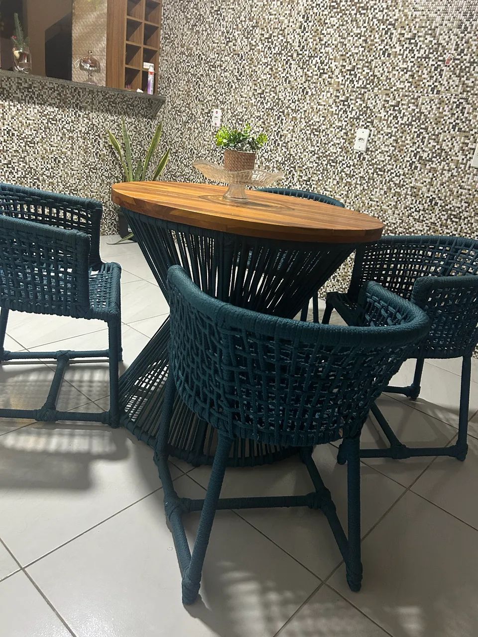 vende-se mesa de área externa com 4 cadeiras  - Foto 4
