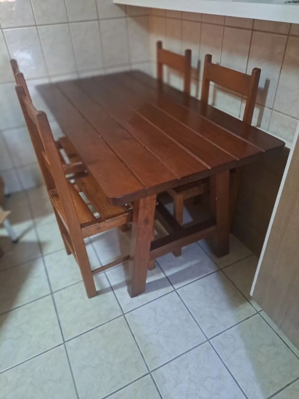CONJUNTO DE MESA EM MADEIRA MACIÇA COM TAMPO RETANGULAR  RIPADO E 04 CADEIRAS-150x78x79 cm - Foto 2