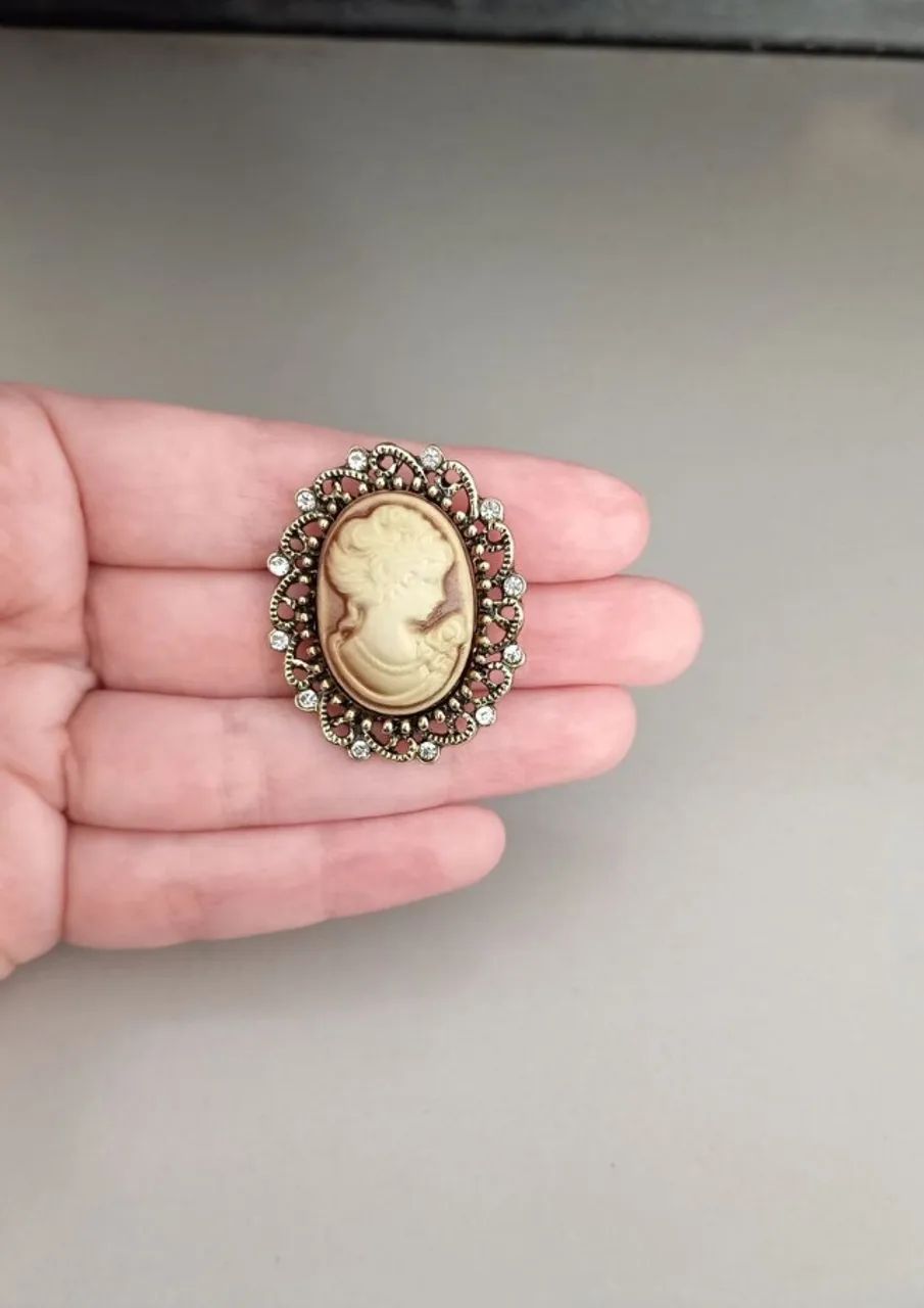 Broche de Camafeu Bege Detalhe Strass (novo) - Foto 2