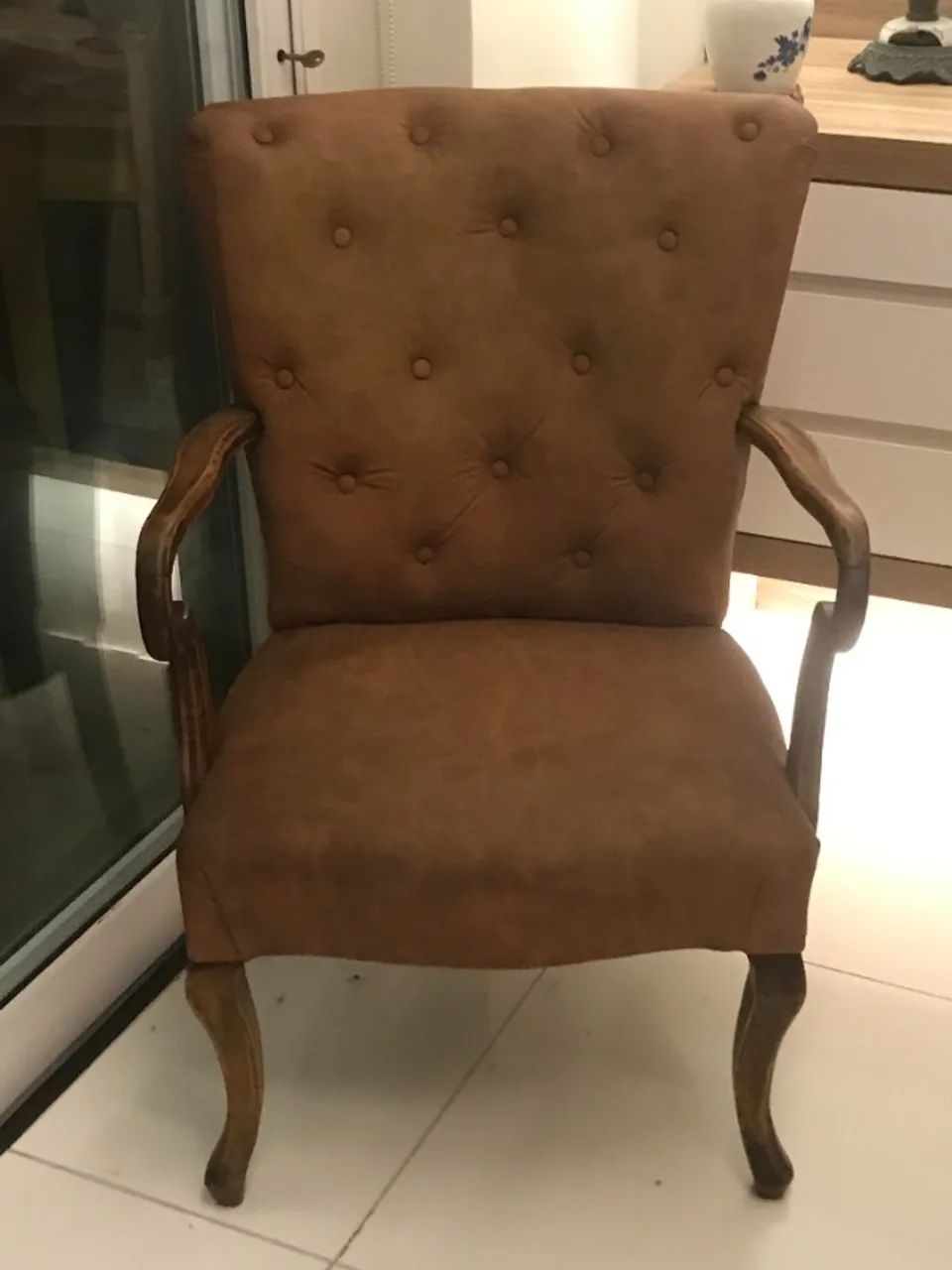 POLTRONA VINTAGE CAPITONÊ ESTILO LUIZ XV - COR CARAMELO - Foto 2
