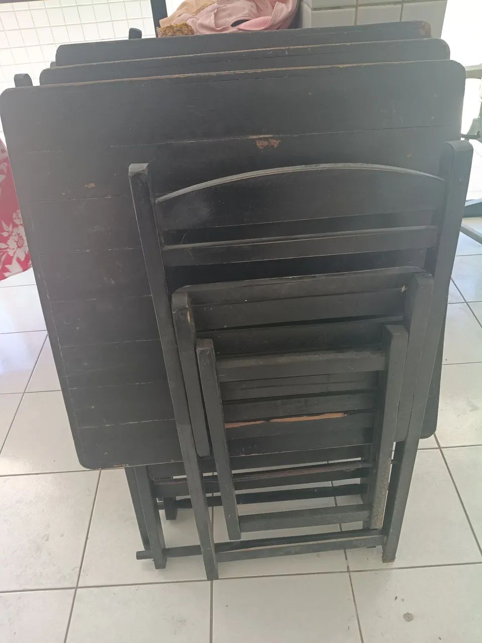 Mesa  de madeira todo em ordem com 4 cadeira - Foto 3